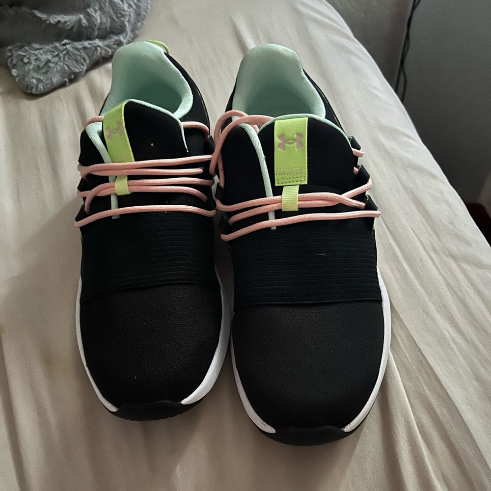 Am selling these shoes, They are under armor size 10 in women’s 60 or obo